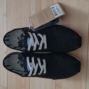 NEW Toms 6.5 Black Canvas Lace Up